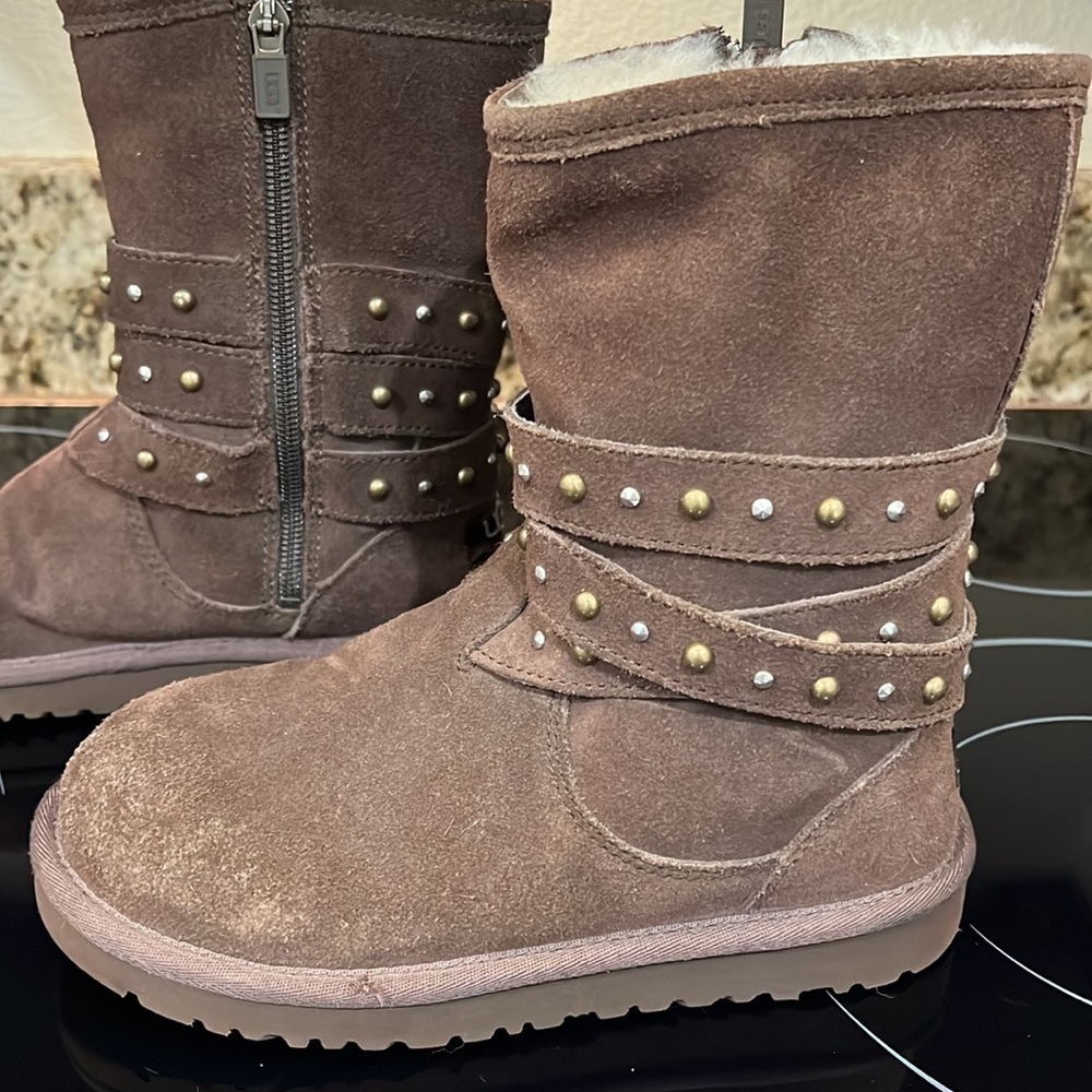 Ugg Girl’sBoots 3287 Brown Clovis Boots w/Leather Studded Belts & Zipp… - Picture 3 of 8
